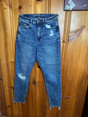 American Eagle Outfitters High-Rise Distressed Jeans in Dark Blue Wash